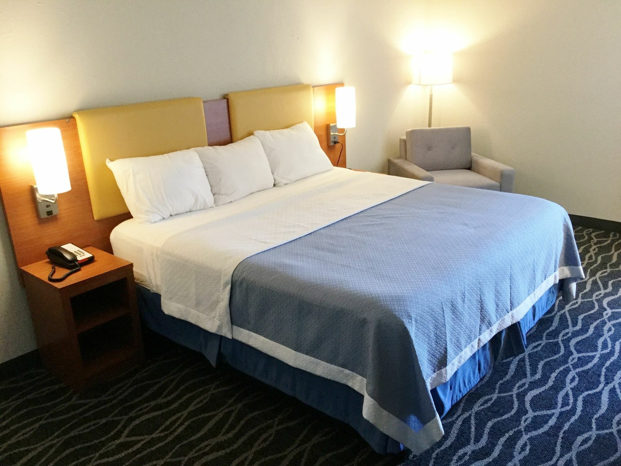 Days & By Wyndham Cincinnati North 2*